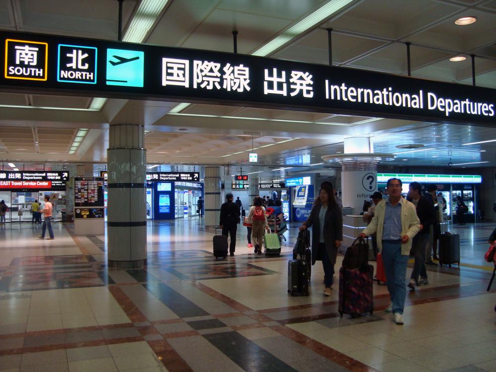 North wing and south wing are indicated by pictograms instead of letters to save the space and display the large letter “International Departures”.