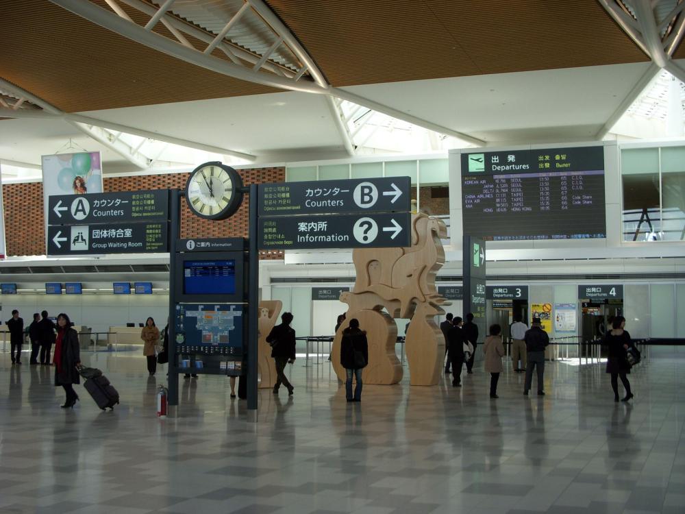 Directional signs, flight information displays and guide maps are united in one sign tree at the departure lobby