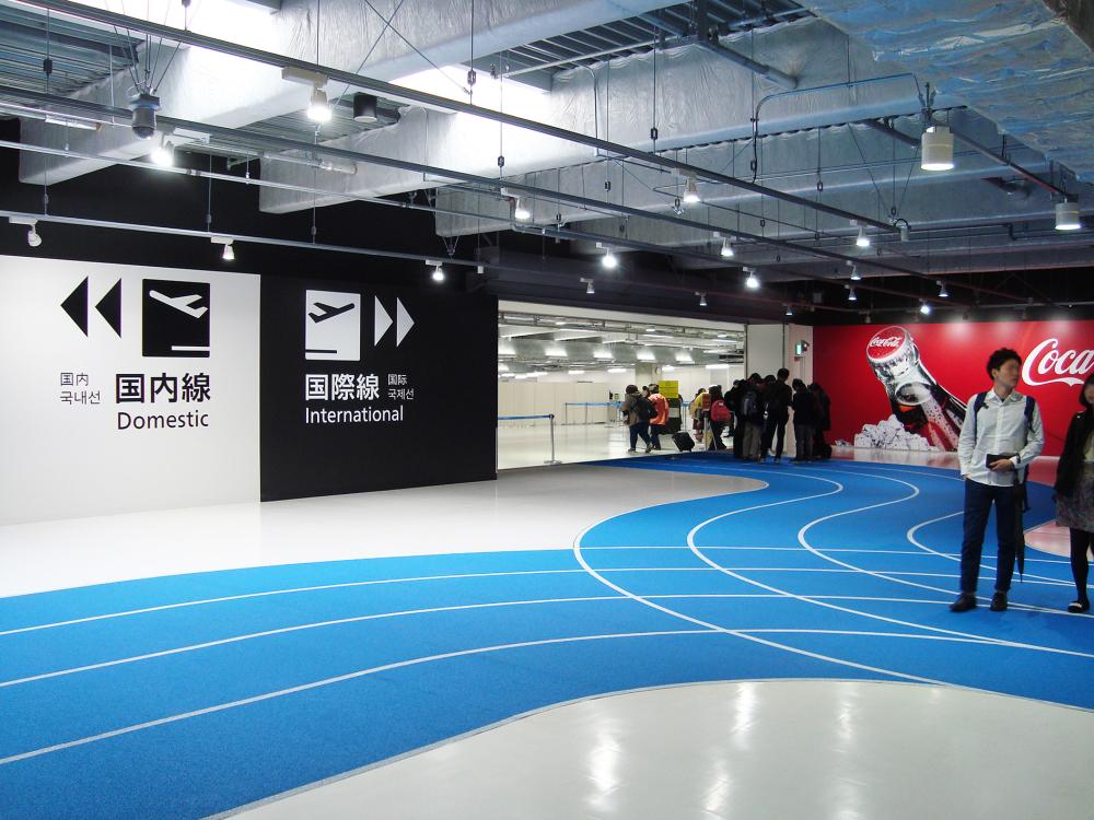 KEY WALL signs coupled with the running track signs guide passengers to their goal intuitively