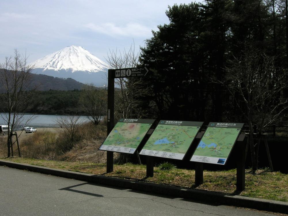 西湖エリアの案内板。左より広域、エリア、周辺の３連タイプ