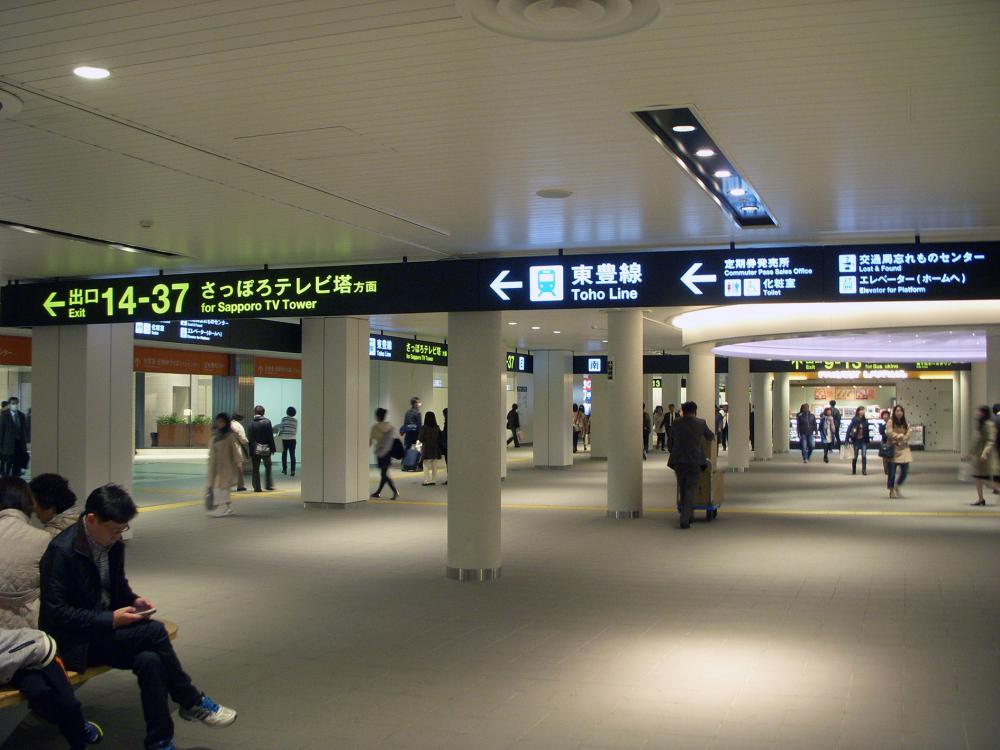 中央スクエアの外側は左右方向への誘導を中心としたレイアウトで、地下鉄のりかえと出口番号が表示されています。