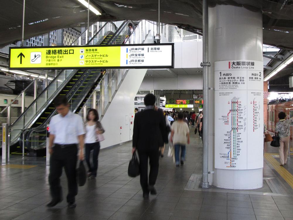 ホーム：吊り下げサイン・柱付停車駅案内