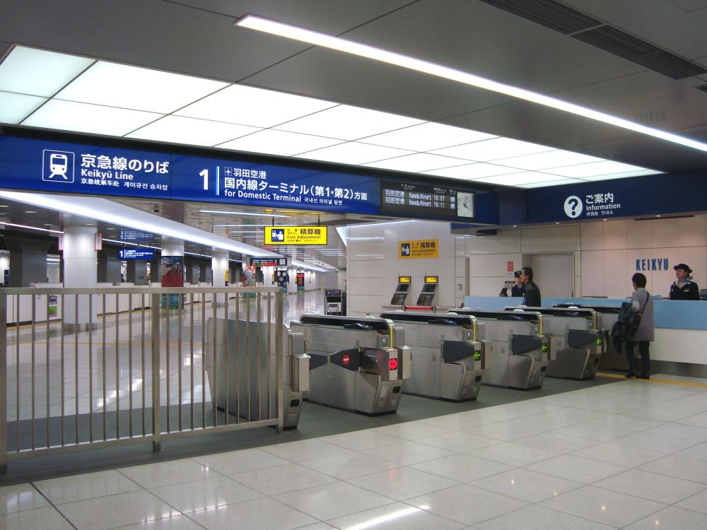 Wide view open counter ticket gates and integrated “train departure information” into the gate sign