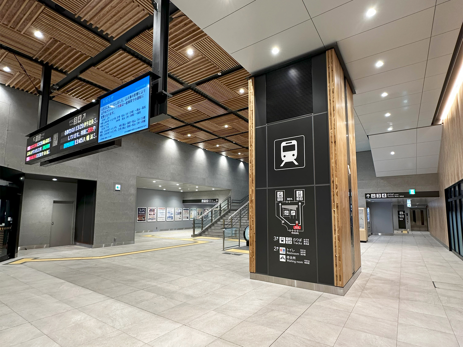 松山駅コンコース　柱サイン