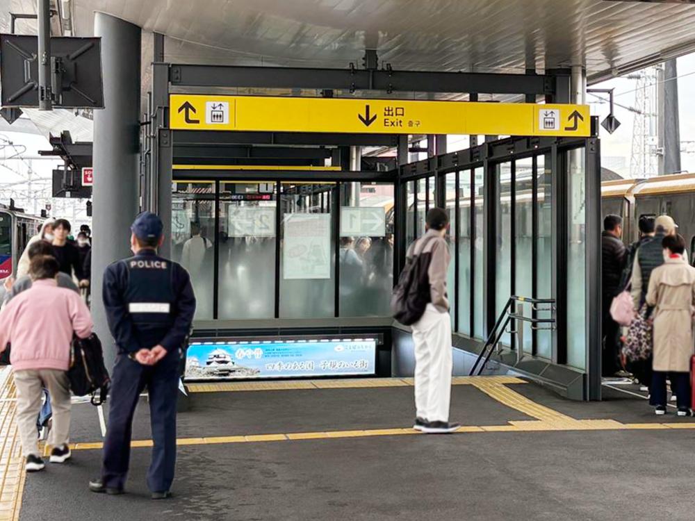 松山駅ホーム　出口誘導サイン